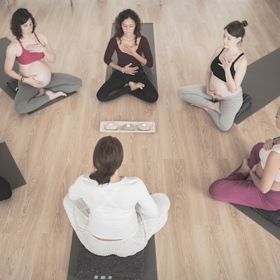 Mentale Vorbereitung und Stärkung des Selbstvertrauens durch Yoga in einer Gruppe